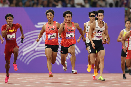 陸上男子400メートルリレー決勝、第3走者の上山紘輝(中央左)からバトンを受け取り、力走するアンカーの宇野勝翔(同右)=3日、中国・杭州