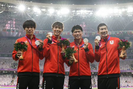 陸上男子400メートルリレーで銀メダルを獲得した(右から)桐生祥秀、小池祐貴、上山紘輝、宇野勝翔=3日、中国・杭州