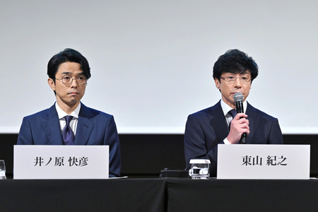 記者会見で質問に答えるジャニーズ事務所の東山紀之社長(右)ら=2日、東京都千代田区