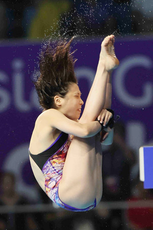 女子高飛び込み決勝で4回目の演技をする荒井祭里=3日、中国・杭州