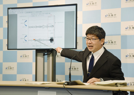 ９日朝の鳥島近海の地震波を説明する気象庁の下山利浩地震情報企画官＝１０日午後、東京都港区の気象庁