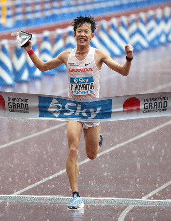 男子1位でゴールする小山直城=15日、東京・国立競技場