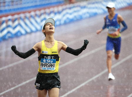 男子2位でゴールして喜ぶ赤崎暁。右奥は大迫傑=15日、東京・国立競技場