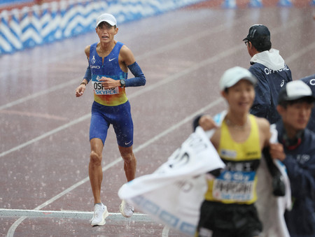 男子3位でゴールした大迫傑(左)=15日、東京・国立競技場