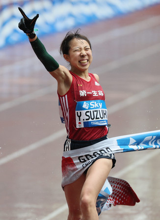 女子1位でゴールする鈴木優花=15日、東京・国立競技場