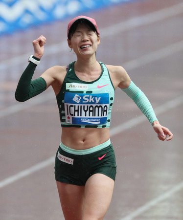 女子2位でゴールする一山麻緒=15日、東京・国立競技場