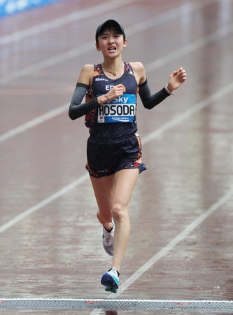 女子3位でゴールする細田あい=15日、東京・国立競技場