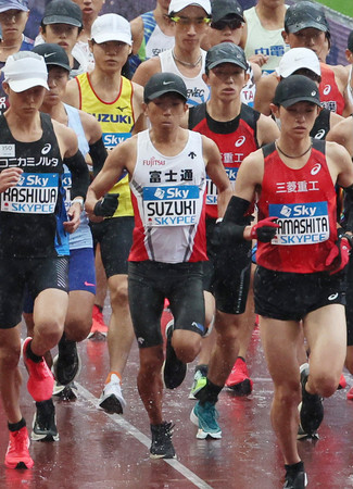 男子で途中棄権した鈴木健吾(手前中央)=15日、東京・国立競技場