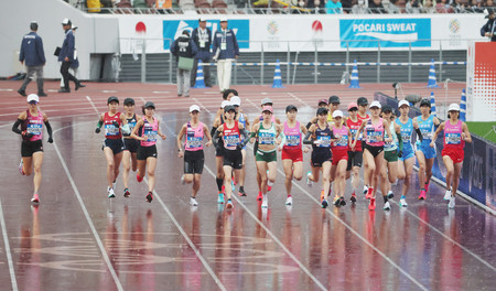 女子でスタートする選手=15日、東京・国立競技場