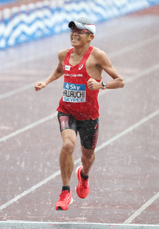 男子4位でゴールする川内優輝=15日、東京・国立競技場