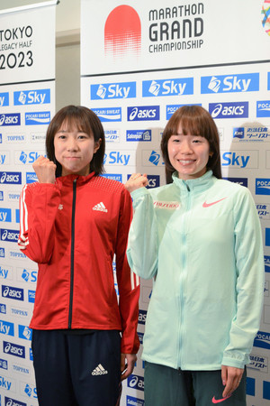 MGCから一夜明け、取材に応じた鈴木優花(左)と一山麻緒=16日、東京都新宿区