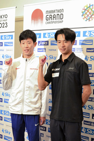 MGCから一夜明け、取材に応じた小山直城(左)と赤崎暁=16日、東京都新宿区