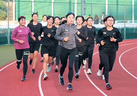 全日本大学女子駅伝対校選手権に向けて練習に励む名城大の選手=11日、名古屋市