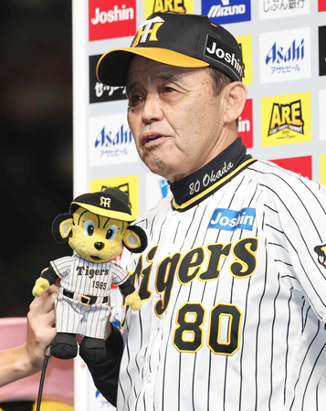 18年ぶりのリーグ優勝を決め、インタビューに答える阪神の岡田彰布監督=9月14日、甲子園