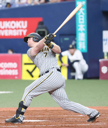 ４回、先制の３点本塁打を放つ阪神のノイジー＝５日、京セラドーム