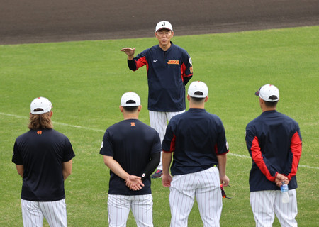 合宿で話をする野球日本代表「侍ジャパン」の井端監督（奥）＝６日、宮崎市