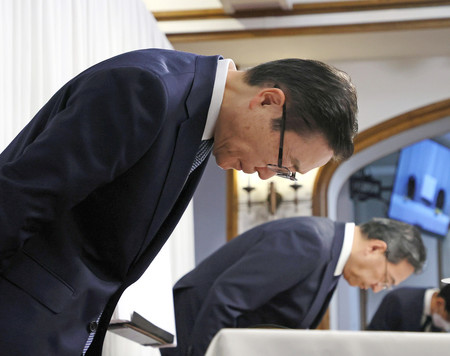 記者会見の冒頭、頭を下げる世界平和統一家庭連合(旧統一教会)の田中富広会長(手前)ら=7日午後、東京都渋谷区