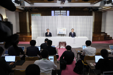 記者会見する世界平和統一家庭連合(旧統一教会)の田中富広会長(左)。右は勅使河原秀行教会改革推進本部長=7日午後、東京都渋谷区