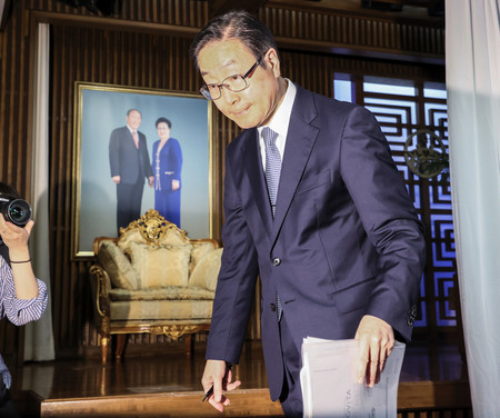 記者会見を終えて退出する世界平和統一家庭連合(旧統一教会)の田中富広会長=7日午後、東京都渋谷区