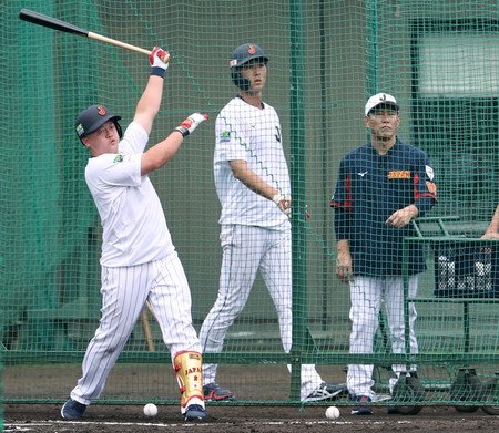 打撃練習に励む牧（左）。右端は野球日本代表「侍ジャパン」の井端監督＝６日、宮崎市