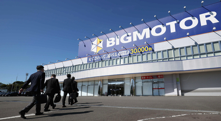 ビッグモーター多摩店に立ち入り検査に入る金融庁の検査官=9月19日、東京都多摩市