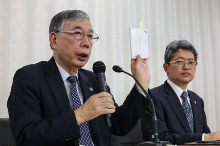 宝塚歌劇団員が急死した問題で、記者会見する遺族側代理人の川人博弁護士(左)ら=10日午後、厚生労働省