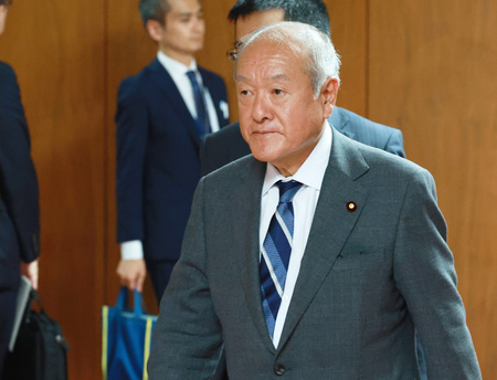 鈴木俊一金融相=8日、国会内