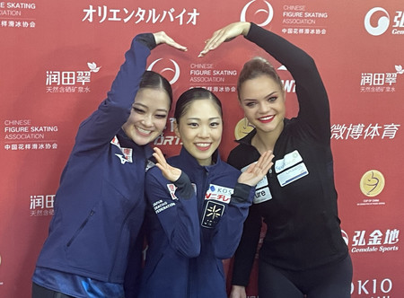女子で優勝した吉田陽菜（中央）。左は２位の渡辺倫果＝１１日、中国・重慶