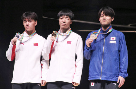 男子個人の表彰式で銅メダルを掲げる西岡隆成（右）＝１２日、英バーミンガム
