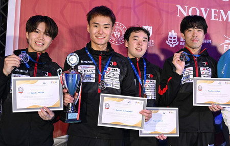 フェンシングのＷ杯男子フルーレ団体で準優勝した日本。（左から）飯村一輝、松山恭助、永野雄大、敷根崇裕＝１２日、イスタンブール（日本フェンシング協会提供）