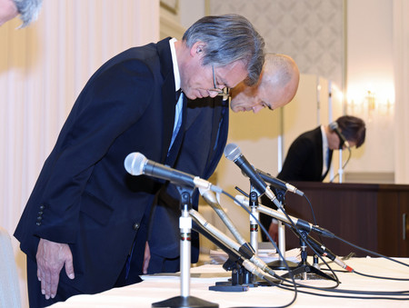 宝塚歌劇団の女性団員が急死した問題で記者会見し、謝罪する木場健之理事長(左手前)ら=14日午後、兵庫県宝塚市