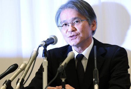女性団員が急死した問題で、記者会見する宝塚歌劇団の木場健之理事長=14日午後、兵庫県宝塚市