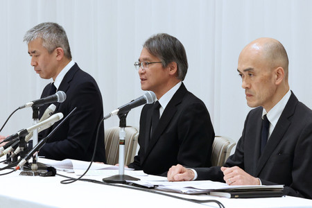 宝塚歌劇団の女性団員が急死した問題で記者会見する木場健之理事長(中央)ら=14日午後、兵庫県宝塚市