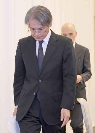 記者会見を終え退出する宝塚歌劇団の木場健之理事長(手前)ら=14日午後、兵庫県宝塚市