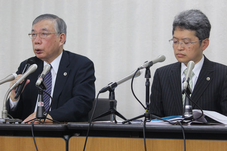 宝塚歌劇団の調査報告書公表を受け、記者会見する遺族側代理人の川人博弁護士(左)ら=14日午後、厚生労働省