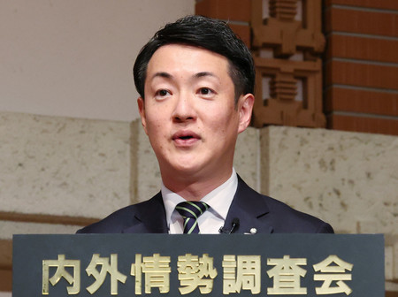 内外情勢調査会で講演する大阪市の横山英幸市長=15日午後、同市