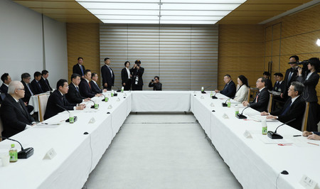 政労使会議で発言する岸田文雄首相(左手前から2人目)。右手前から2人目は経団連の十倉雅和会長=15日午後、首相官邸