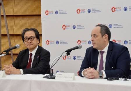 記者会見する博覧会国際事務局(BIE)のケルケンツェス事務局長(右)と日本国際博覧会協会の石毛博行事務総長=15日午後、大阪市北区