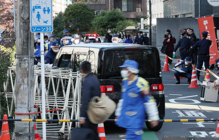 イスラエル大使館近くの車両止めの柵に突っ込んだ車＝１６日午後０時半、東京都千代田区