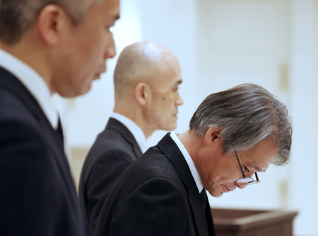 記者会見する宝塚歌劇団の木場健之理事長(右)ら=14日、兵庫県宝塚市