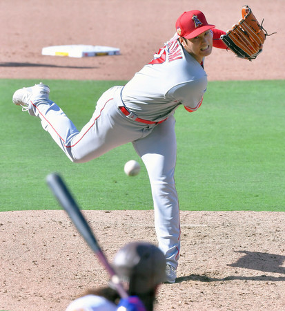 パドレス戦で力投するエンゼルスの大谷=7月4日、サンディエゴ