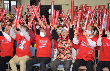 大谷翔平選手がMVPに選出され、喜ぶ市民ら=17日午前、岩手県奥州市