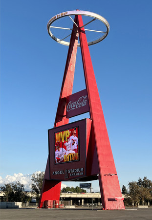 大谷翔平選手のMVP受賞を伝えるエンゼルス本拠地球場近くのモニター=16日、アナハイム