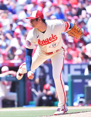 レッズ戦で力投するエンゼルスの大谷=8月23日、アナハイム