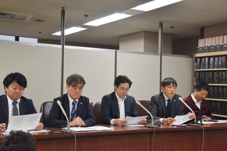 被害者救済に関する法案を巡り、記者会見する全国霊感商法対策弁護士連絡会=17日午後、東京都千代田区