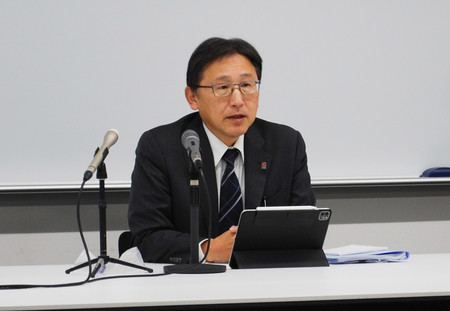 2023年9月中間連結決算で記者会見するSOMPOホールディングスの浜田昌宏執行役専務=17日午後、東京都千代田区