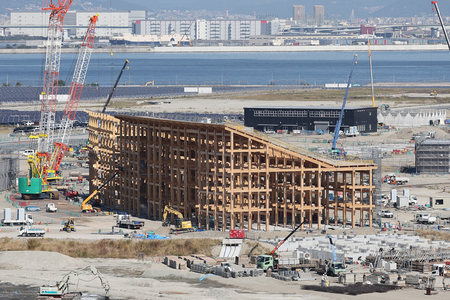 工事が進む大屋根(リング)=10月31日、大阪市此花区