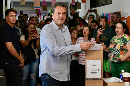 19日、ブエノスアイレス近郊で投票するアルゼンチン大統領選候補のセルヒオ・マサ経済相(与党連合提供)(AFP時事)
