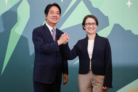 20日、台北市で記者会見する台湾与党・民進党の総統候補、頼清徳副総統(左)と副総統候補の蕭美琴氏(AFP時事)