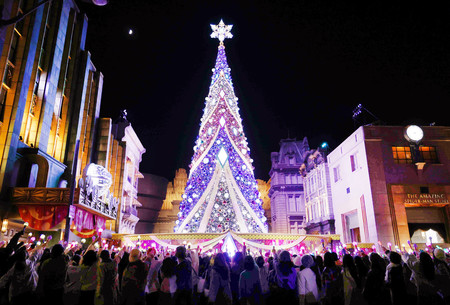 USJ、クリスマスツリー点灯=4年ぶりショー「にぎわい戻った」 | 時事通信ニュース
